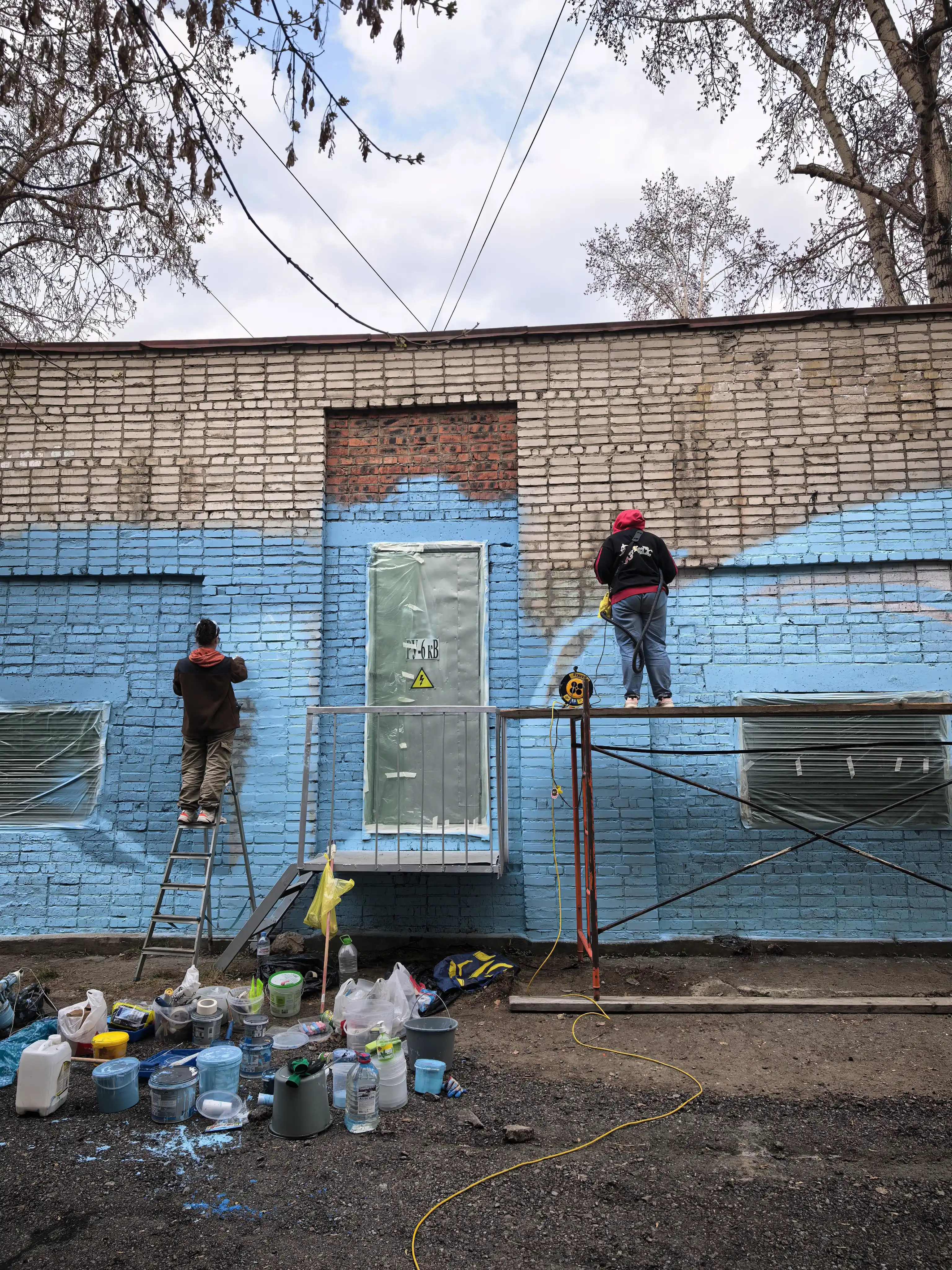 Ночная разметка контуров мурала с помощью проектора